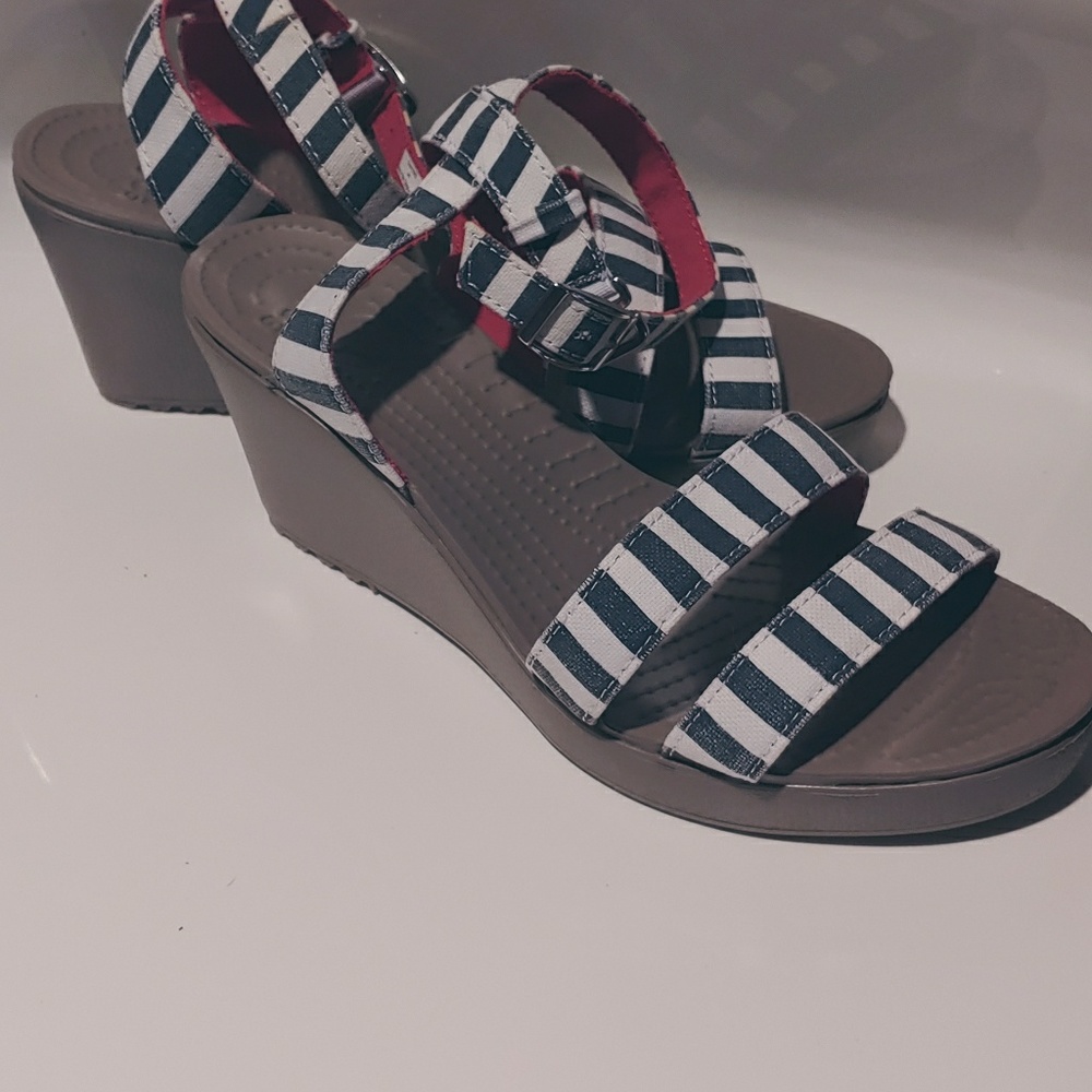 Crocs size 9 Leigh Wedge stripes